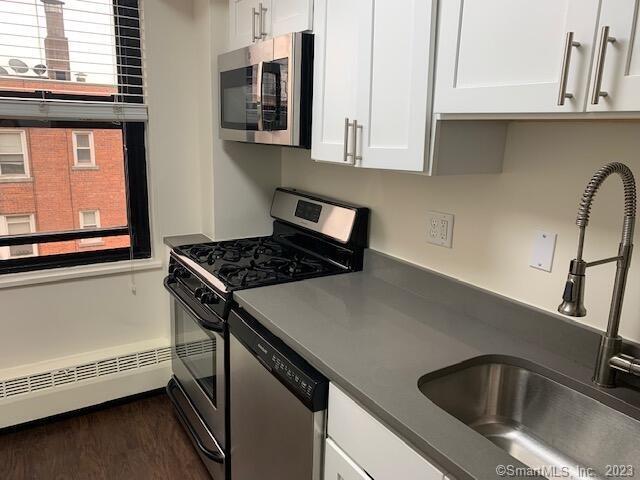 Updated and immaculate 2 br w/ open floorplan in luxury bldg. in the heart of downtown Stamford- includes heat/hot water/cooking gas,  large windows, sunfilled living room, dining area,  oversized balcony w/ fabulous views, 2 large bedrooms w/ oversized closets, chefs kitchen w/ high end appliances- gas stove, refrigerator, granite countertops, lots of closets, laundry inside unit,  air conditioning, professional gym, garage parking available, cat/dog ok, walk to train, shops, nightlife, minutes to highways and beaches, short/long term lease options available