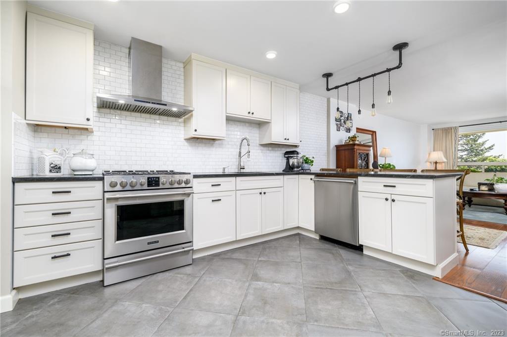 71 Strawberry Hill Avenue, Unit 407 — exterior photo