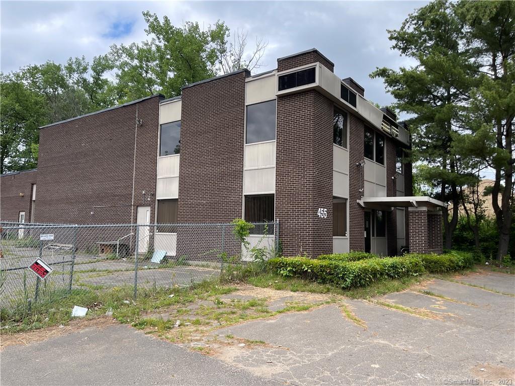 Flex space for lease. Many possibilities as building is currently vacant, owner willing to build out-improve to suite your needs. Many possible uses including warehouse, storage, industrial, retail, distribution, as well as office. NNN Lease.