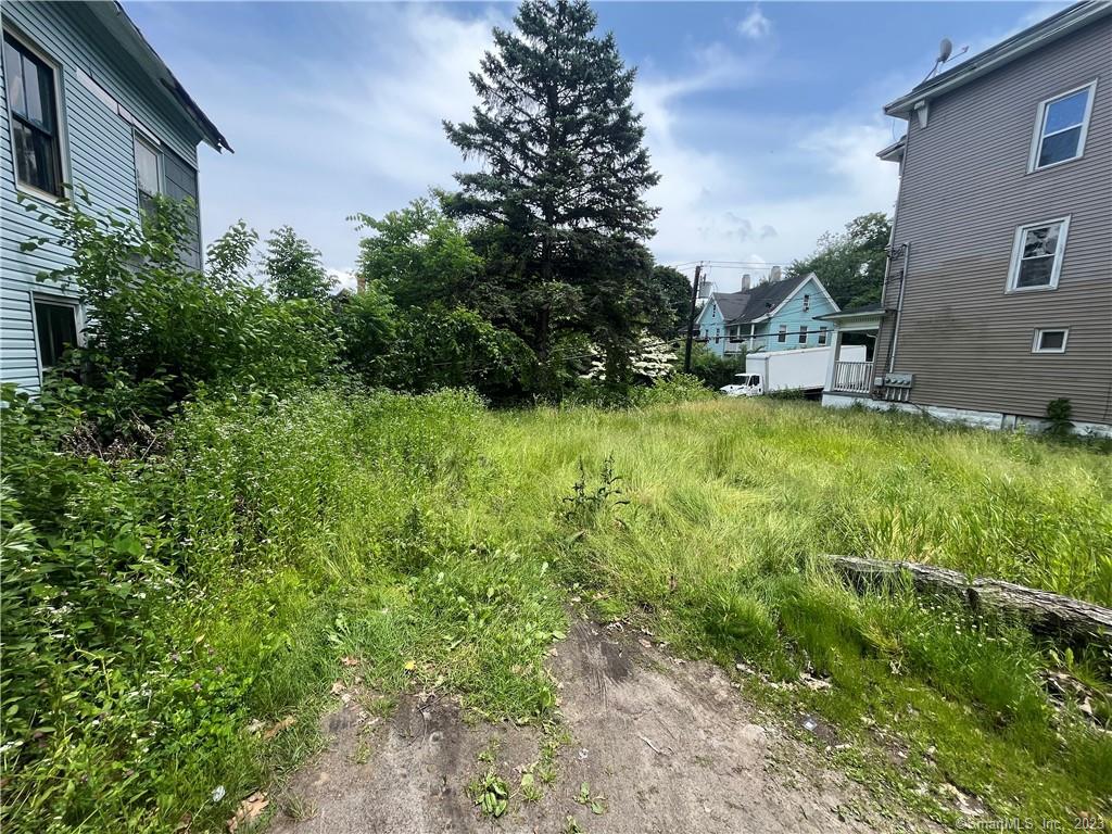 Investors take note! Approved building lot located in Waterbury's historic district. Located just a mile and a half from Waterbury Green with easy highway access, this lot could be a goldmine!