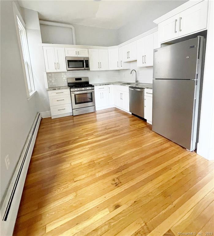 Newly remodeled 3 bedroom in the heart of downtown New Haven. Close to everything... Yale, hospitals, downtown, restaurants, shops, highways, etc.High ceilings, original hardwood floors, brand new marble bathroom, bright and brand new kitchen w/ss appliances including dishwasher. Private outdoor area. Common laundry area in basement. Available for immediate move in with good credit, references and 1.5 months security.