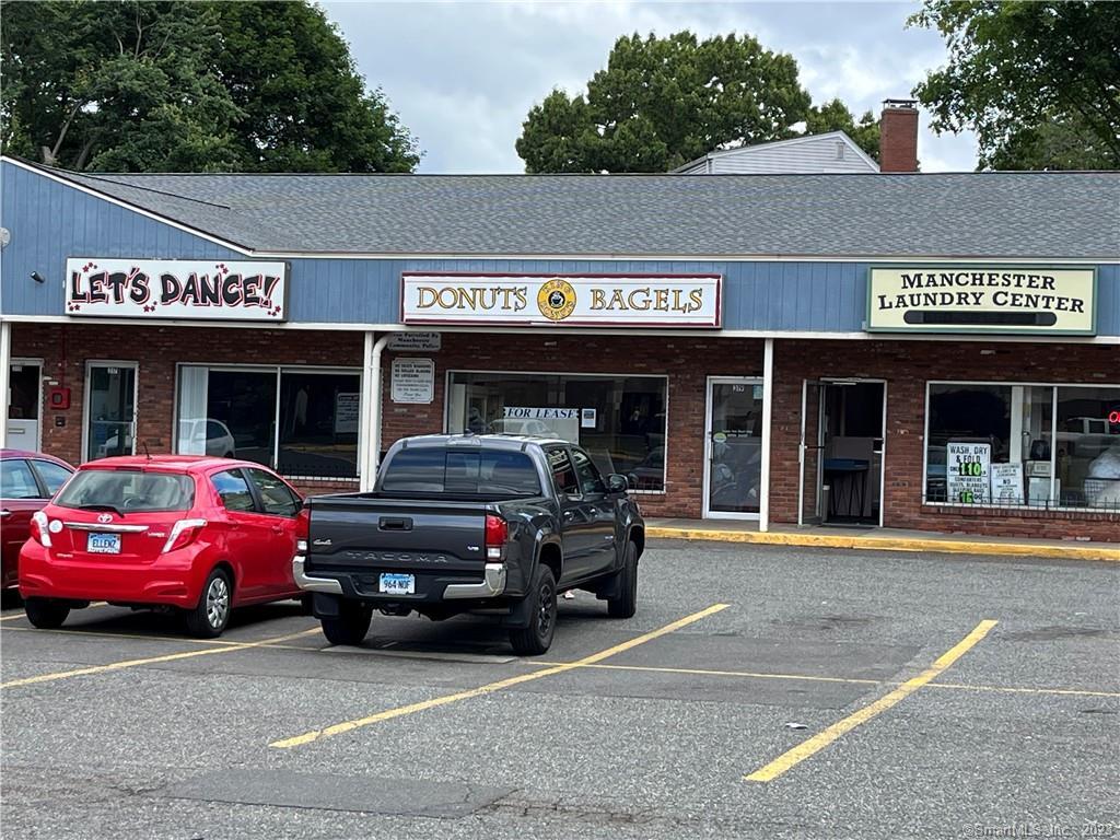 EXISTING COFFEE/DONUT SHOP. PLENTY OF OFF STREET PARKING. BUSY STRIP MALL WITH GREAT OPPORTUNITY FOR A NEW BUSINESS.