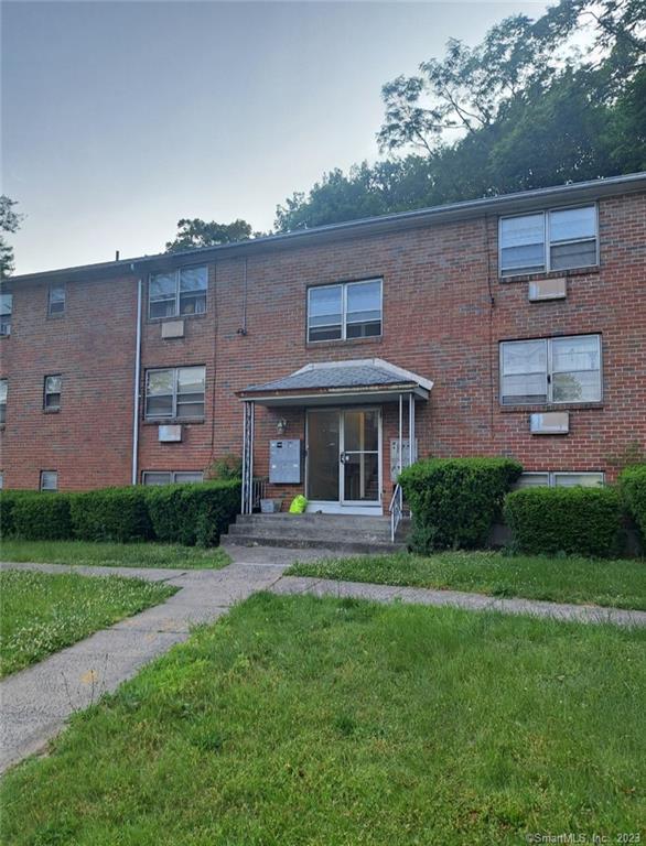 Clean and move in ready unit in great location close to CCSU, Downtown New Britain and easy access to highways. Shopping and bus line in walking distance. HEAT AND HOT WATER INCLUDED IN PRICE!!!