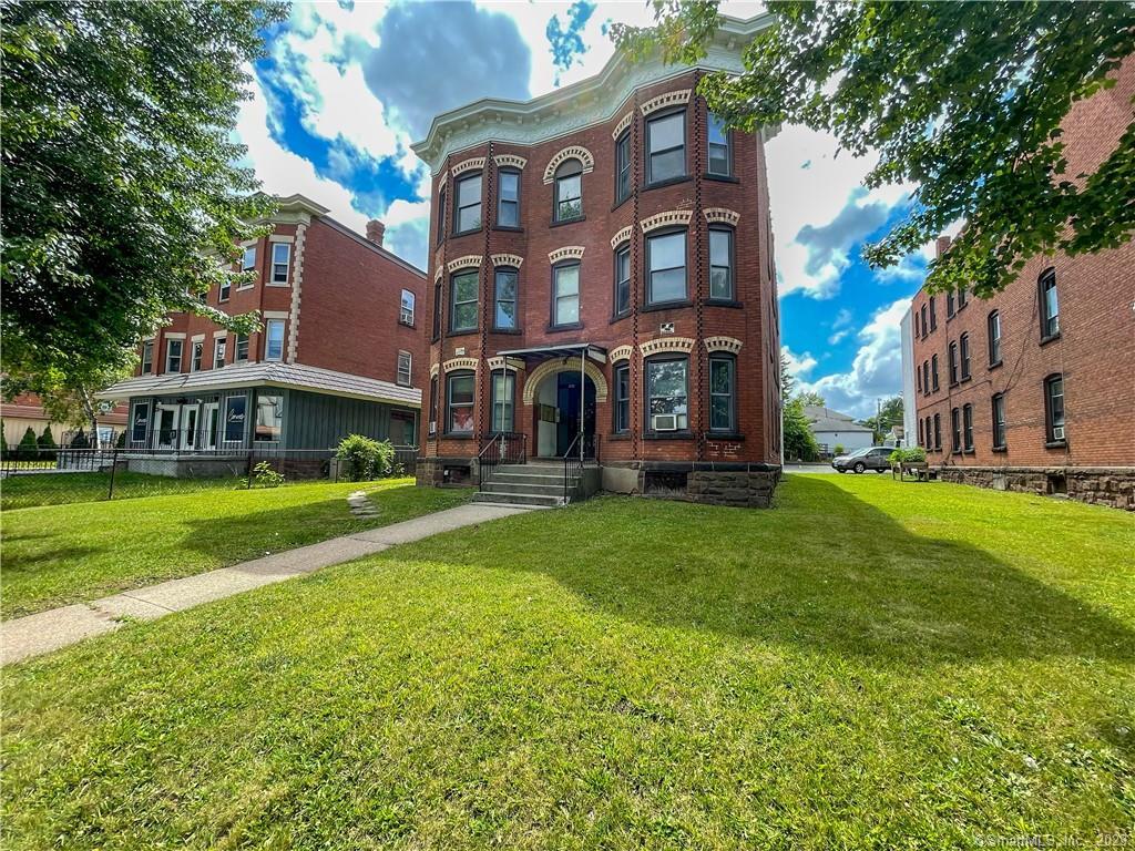 Beautifully remolded 2 Bedroom Aprtment now available. This apartment also has a brand new Kitchen, new Hardwood Floors, Private Back entrances with private off street parking. Spacious and bright this apartment will not last long so schedule a showing today!