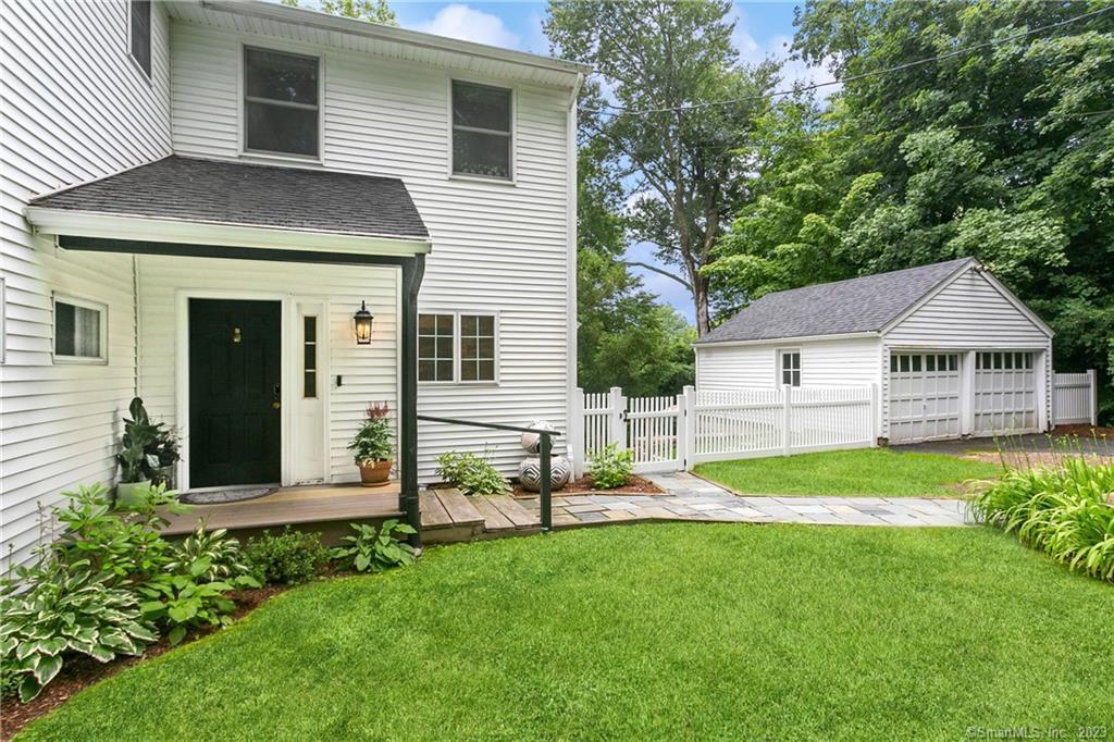 8 Sachem Trail — exterior photo