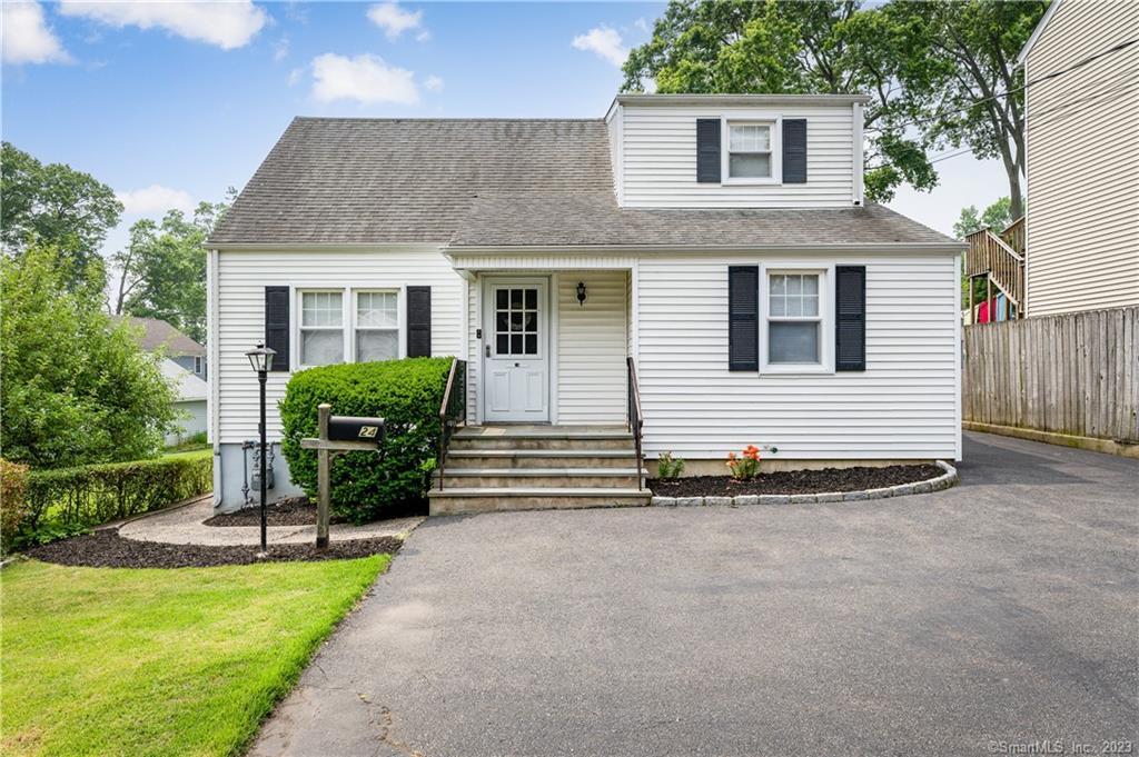 24 Saint Charles Avenue — exterior photo